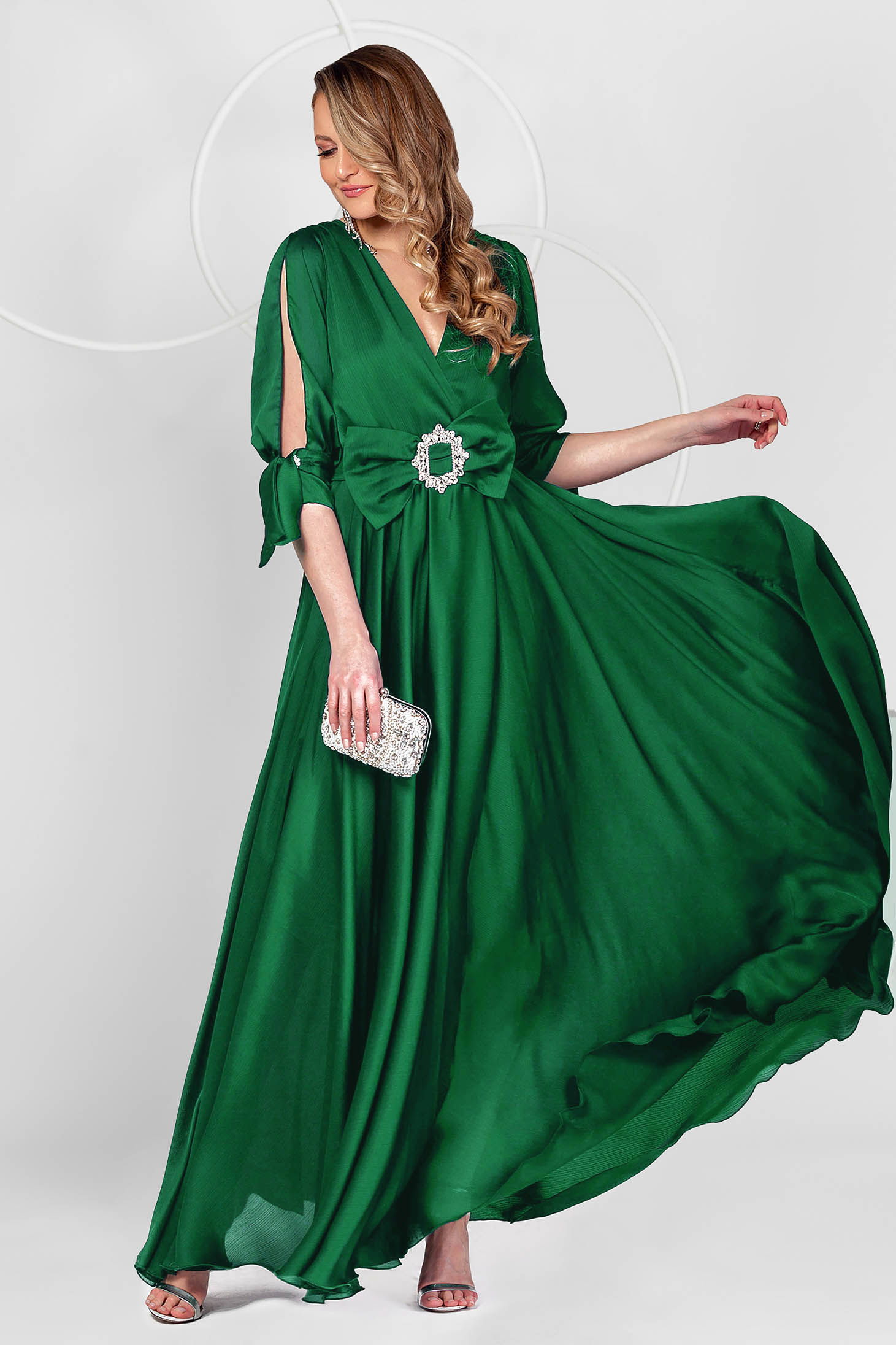 Rochie lunga verde, voal usor satinat, in clos, cu elastic in talie cu decolteu petrecut