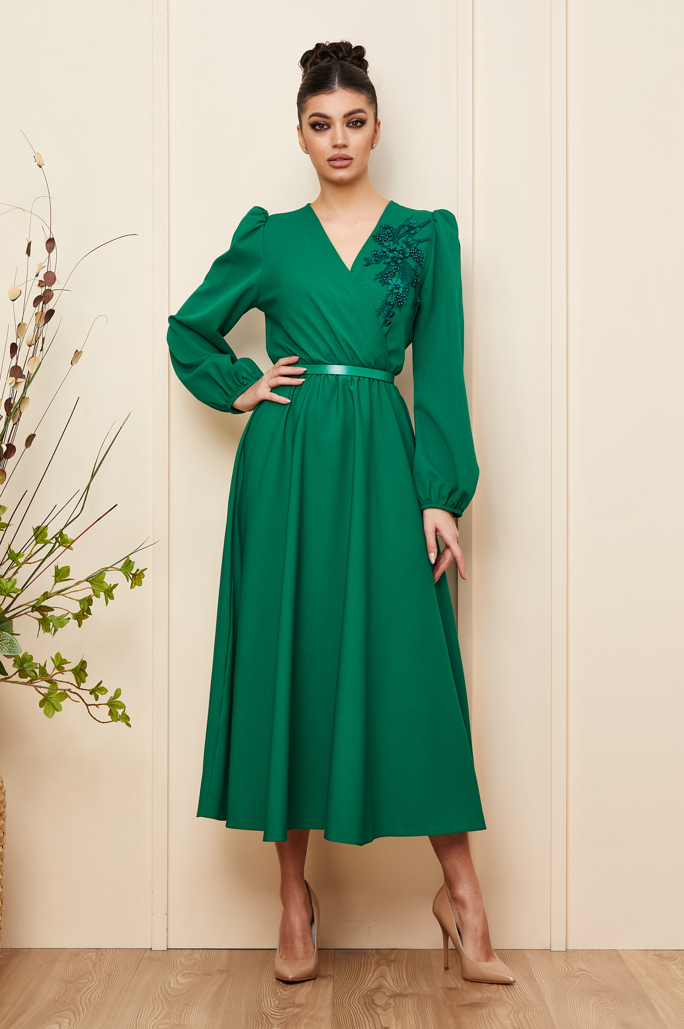 Rochie verde eleganta cu decolteu petrecut si maneci lungi accesorizata cu broderie
